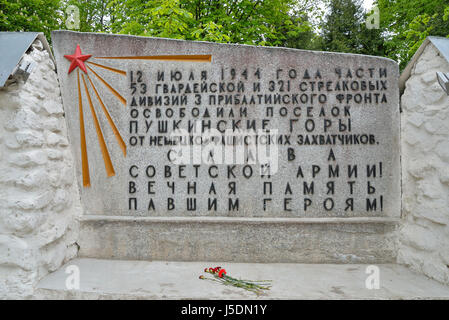 PUSHKINSKIYE GORY, Russia - 18 Maggio 2016: iscrizione commemorativa ai caduti, Pushkinskaya Street presso il memoriale della grande guerra patriottica Foto Stock