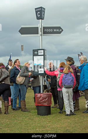 Burghley Horse Trials visitatori cercare indicazioni nella zona per lo shopping. Foto Stock