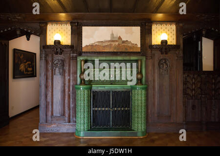 La maiolica camino nella ex sala biliardo della Villa Kramář (Kramářova vila) a Praga, Repubblica Ceca. La villa progettata dall'architetto austriaco Friedrich Ohmann fu costruito 1911-1914 per uomo politico ceco Karel Kramář e sua moglie russa Nadezhda Kramář, née Khludova. La sala biliardo è stata decorata in stile russo. L'edificio è ora servito come residenza ufficiale del Primo Ministro della Repubblica ceca. Foto Stock