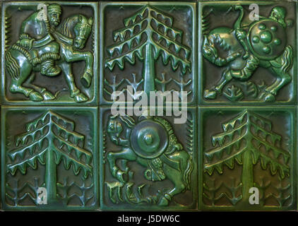 Il russo bogatyrs raffigurata nelle piastrelle smaltate che copre la maiolica camino nella ex sala biliardo della Villa Kramář (Kramářova vila) a Praga, Repubblica Ceca. La villa progettata dall'architetto austriaco Friedrich Ohmann fu costruito 1911-1914 per uomo politico ceco Karel Kramář e sua moglie russa Nadezhda Kramář, née Khludova. La sala biliardo è stata decorata in stile russo. L'edificio è ora servito come residenza ufficiale del Primo Ministro della Repubblica ceca. Foto Stock