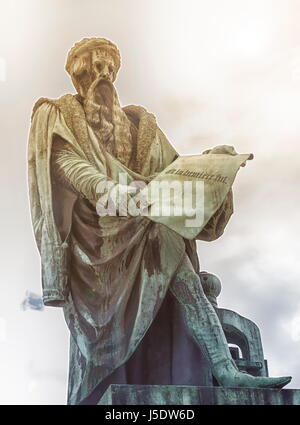 Johannes Gutenberg statua che tiene una pergamena , a Strasburgo, Francia Foto Stock