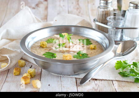 Zuppa di pollo con purea di funghi e crema. Mangiare sano concetto. Foto Stock