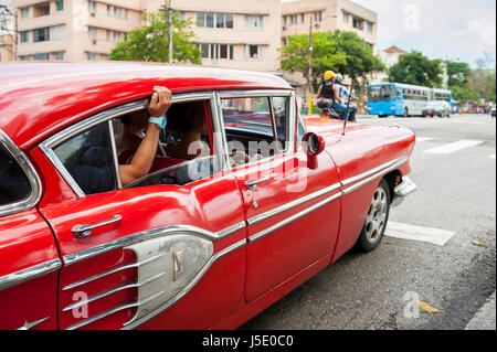 L'Avana - Giugno, 2011: Vintage americano auto che serve come taxi condiviso di unità con i passeggeri lungo un Central Havana street. Foto Stock
