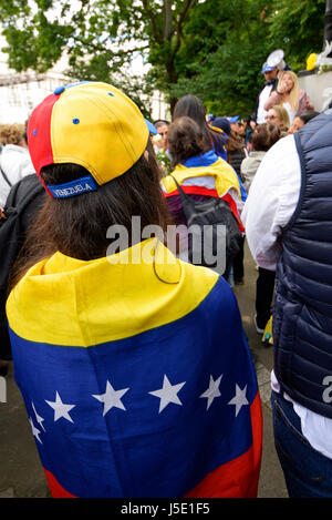 Una dimostrazione di protesta contro il dittatore venezuelano Nicolás Maduro ha avuto luogo intorno alla statua di Simon Bolivar in Belgrave Square, Londra Foto Stock