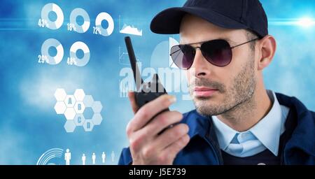 Digital composito della guardia di sicurezza utilizzando la radio contro la grafica Foto Stock