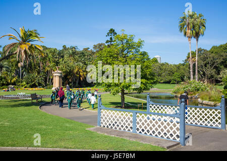 La scuola dei bambini aventi un tour del Royal Botanic Gardens nel centro di Sydney, Nuovo Galles del Sud, Australia Foto Stock