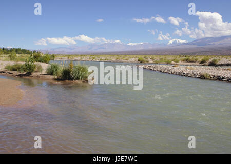 Il fiume e le montagne in Barreal, provincia di Mendoza, Argentina Foto Stock