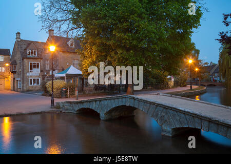 La molla alba nel villaggio Costwold di Bourton-on-the-acqua, Gloucestershire, Inghilterra. Foto Stock