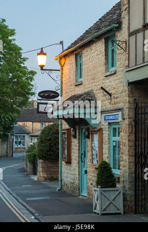 La molla alba a Bourton-on-the-acqua, il Costwolds, Gloucestershire, Inghilterra. Foto Stock