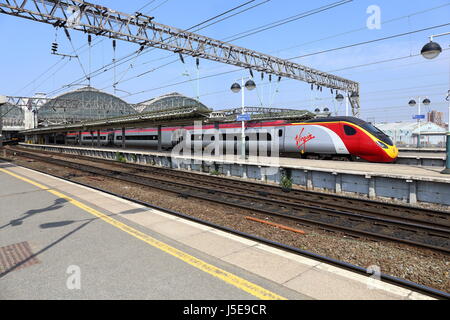 Virgin Rail treno Intercity alla stazione di Piccadilly, Manchester. Foto Stock