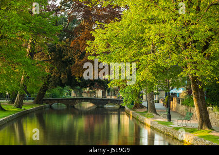Mattina di primavera in Bourton-on-the-acqua, Cotswolds, Gloucestershire, Inghilterra. Foto Stock