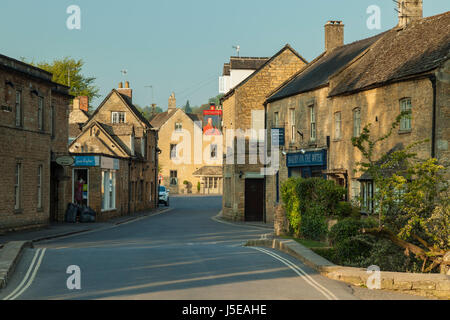 Mattina di primavera in Bourton-on-the-Water village, Cotswolds, Gloucestershire, Inghilterra. Foto Stock