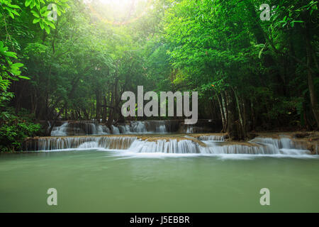 Bella hauy mae kamin acqua cade in deep forest kanchanaburi western della Thailandia Foto Stock