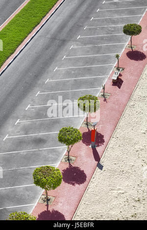 Fotografia aerea di un vuoto parcheggio con alberi e pavimentazione. Foto Stock