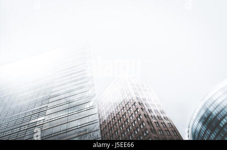 Edifici grattacielo in densa nebbia - Architettura moderna Foto Stock