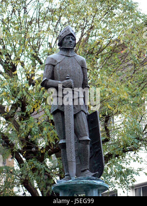 Verde storico statua scultura città vecchia cavaliere di metallo spada arma braccio city Foto Stock