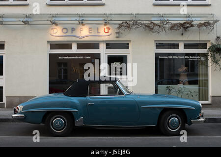 Berlino, 5 maggio: Vintage Mercedes Benz 190 SL Cabriolet dal 50s - 60s - Vista laterale - parcheggiata nel distretto Mitte di Berlino il 5 maggio 2017. Foto Stock