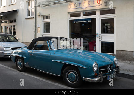 Berlino, 5 maggio: Vintage Mercedes Benz 190 SL Cabriolet dal 50s - 60s - vista laterale frontale - parcheggiata nel distretto Mitte di Berlino il 5 maggio 2017. Foto Stock