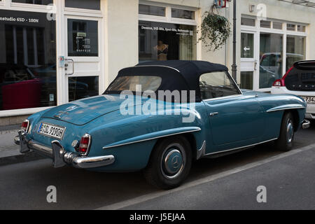 Berlino, 5 maggio: Vintage Mercedes Benz 190 SL Cabriolet dal 50s - 60s - Lato Vista posteriore - parcheggiata nel distretto Mitte di Berlino il 5 maggio 2017. Foto Stock