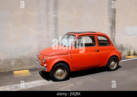 Rosso Fiat 500 auto parcheggiate in strada, Oristano, Sardegna, Italia Foto Stock