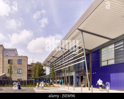 Ingresso, paesaggio e parcheggio auto. Heston Leisure Centre, Hounslow, Regno Unito. Architetto: Studio E LLP, 2016. Foto Stock