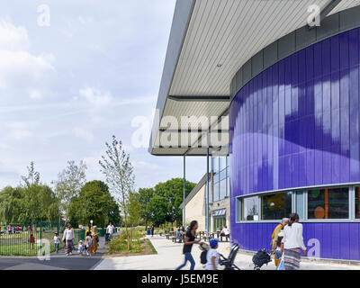Area di ingresso e parcheggio. Heston Leisure Centre, Hounslow, Regno Unito. Architetto: Studio E LLP, 2016. Foto Stock