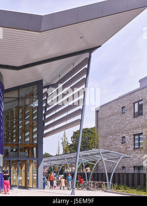 Area di ingresso. Heston Leisure Centre, Hounslow, Regno Unito. Architetto: Studio E LLP, 2016. Foto Stock