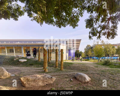 Vista dal parco. Heston Leisure Centre, Hounslow, Regno Unito. Architetto: Studio E LLP, 2016. Foto Stock