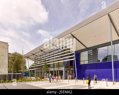 Entrata. Heston Leisure Centre, Hounslow, Regno Unito. Architetto: Studio E LLP, 2016. Foto Stock