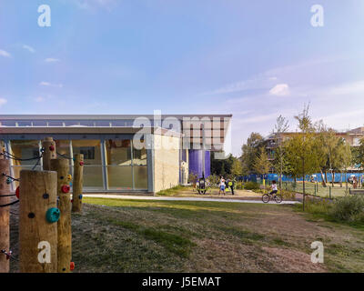 Vista dal parco. Heston Leisure Centre, Hounslow, Regno Unito. Architetto: Studio E LLP, 2016. Foto Stock