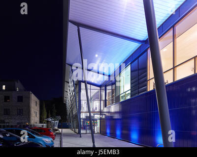 Davanti al tramonto. Heston Leisure Centre, Hounslow, Regno Unito. Architetto: Studio E LLP, 2016. Foto Stock