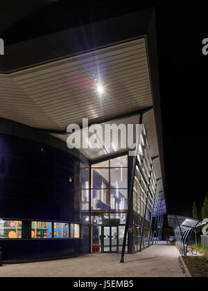 Davanti al tramonto. Heston Leisure Centre, Hounslow, Regno Unito. Architetto: Studio E LLP, 2016. Foto Stock