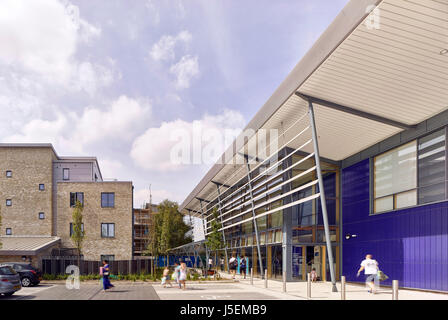 Entrata. Heston Leisure Centre, Hounslow, Regno Unito. Architetto: Studio E LLP, 2016. Foto Stock