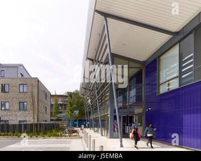Entrata. Heston Leisure Centre, Hounslow, Regno Unito. Architetto: Studio E LLP, 2016. Foto Stock