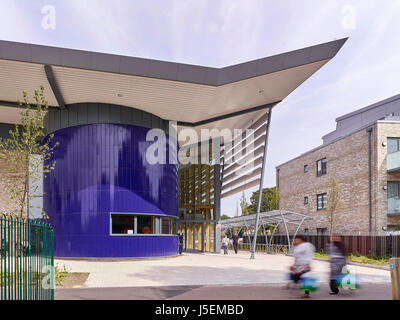 Entrata. Heston Leisure Centre, Hounslow, Regno Unito. Architetto: Studio E LLP, 2016. Foto Stock