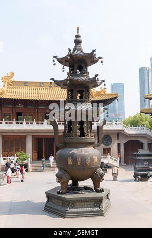 Offrendo la benna a Jing'an tempio buddista in Cina a Shanghai Foto Stock
