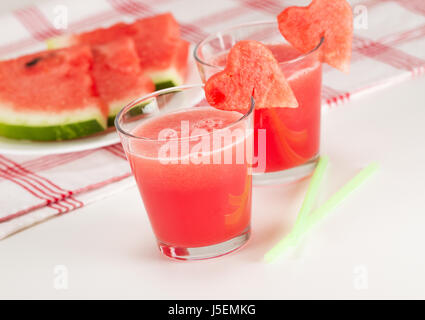 Anguria bevande in bicchieri con cuore di cocomero Foto Stock