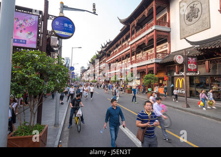 Il Giardino di Yuyuan, Shanghai, Cina. Trafficata strada piena di negozi e ristoranti in stile tradizionale meta turistica a Shanghai Foto Stock