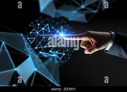 Maschio lato puntare il dito di proiezione virtuale Foto Stock