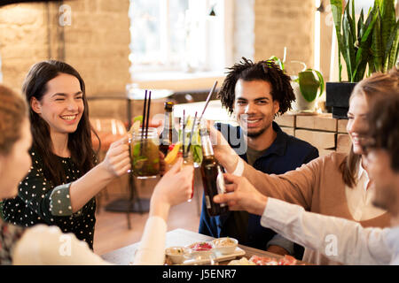 Happy amici con bevande al bar o caffè Foto Stock