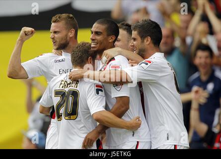 GRABBAN LEWIS & Giocatori CELEBR AFC BOURNEMOUTH VICARAGE ROAD WATFORD INGHILTERRA 10 Agosto 2013 Foto Stock