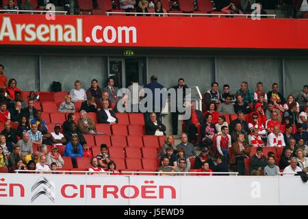 I tifosi dell'ARSENAL LASCIARE STADIUM DUR ARSENAL V Aston Villa Emirates Stadium LONDON REGNO UNITO 17 Agosto 2013 Foto Stock