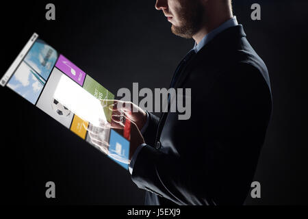 Close up di imprenditore con trasparente tablet pc Foto Stock