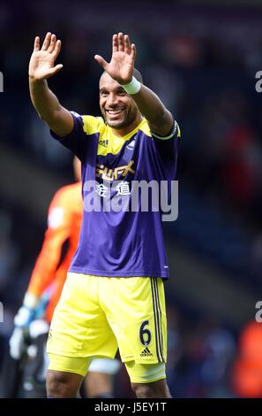 ASHLEY WILLIAMS CELEBRA West Bromwich Albion V SWANSEA THE HAWTHORNS West Bromwich Inghilterra 01 Settembre 2013 Foto Stock