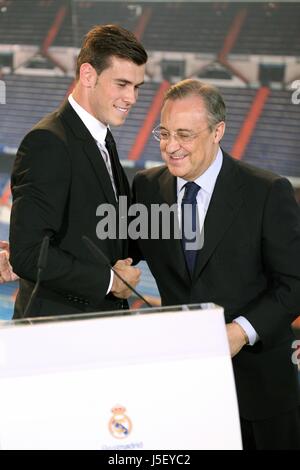 GARETH BALE FLORENTINO PEREZ REAL MADRID REAL REAL MADRID & REAL MADRID PRES SANTIAGO BERNABEU MADRID Spagna 02 ECCETTO PONTI Foto Stock