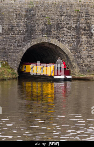 Narrowboat immettendo il Chirk canal tunnel sulla Llangollen ramo del Shropshire Union Canal nel Galles del Nord Foto Stock