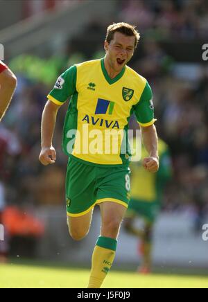 JONNY HOWSON CELEBRA STOKE CITY V Norwich City Il Britannia Stadium di Stoke-on-Trent Inghilterra 29 Settembre 2013 Foto Stock