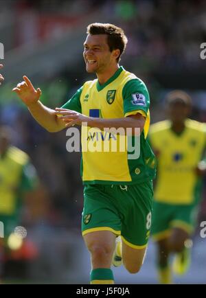 JONNY HOWSON CELEBRA STOKE CITY V Norwich City Il Britannia Stadium di Stoke-on-Trent Inghilterra 29 Settembre 2013 Foto Stock