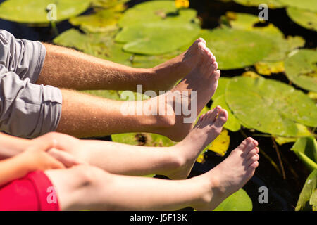 Nonno e nipote piedi oltre il fiume Foto Stock