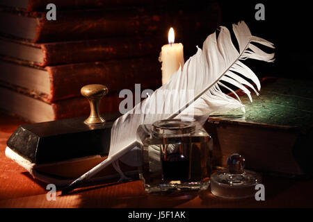 Vintage ancora in vita. Vecchio inkstand con quill penna vicino libri Foto Stock